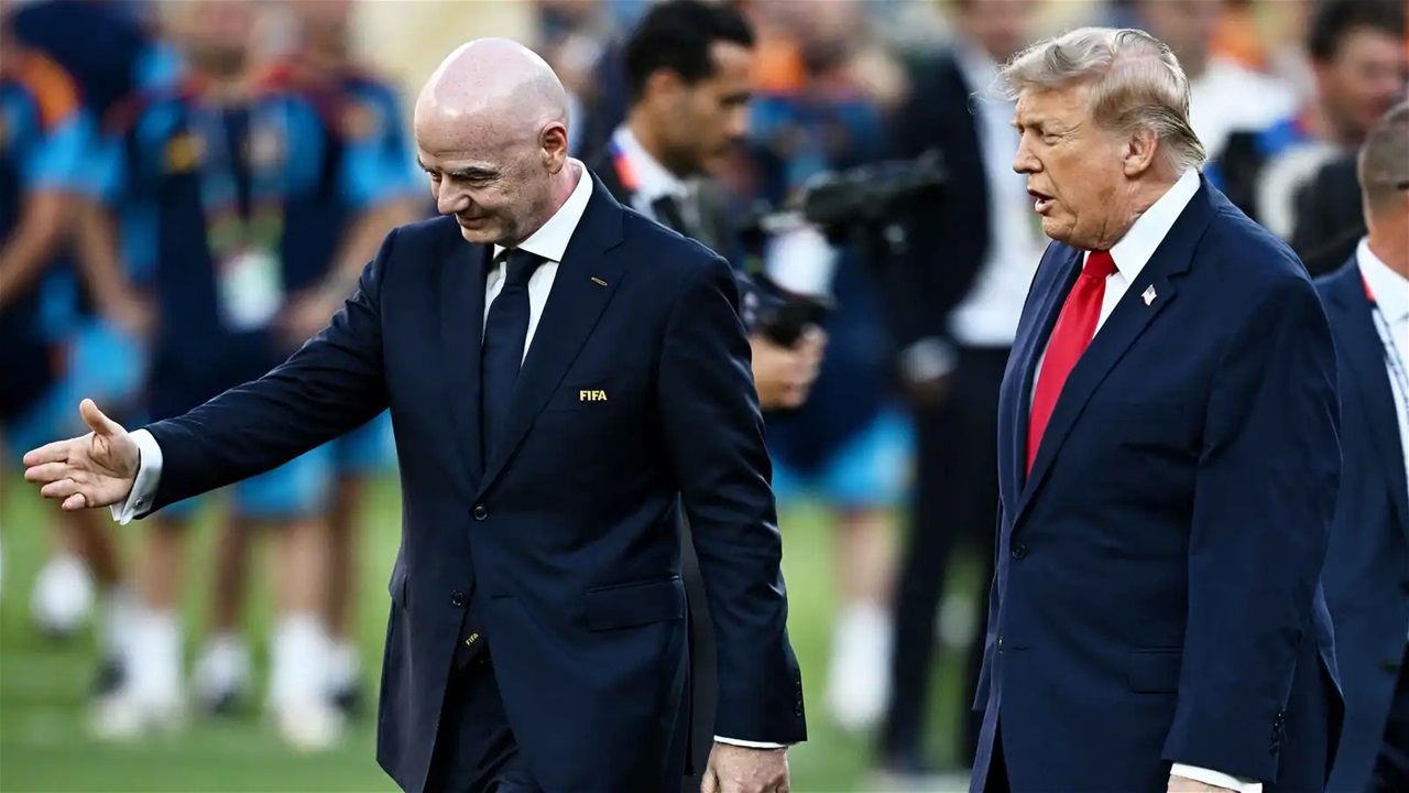 رئيس الفيفا يستنجد بدونالد ترامب