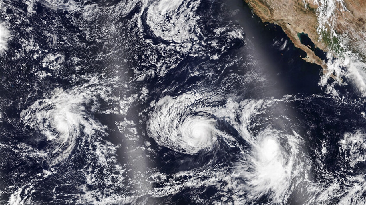 Hawaii'yi vuran Lala tropik fırtınası kasırgaya dönüştü