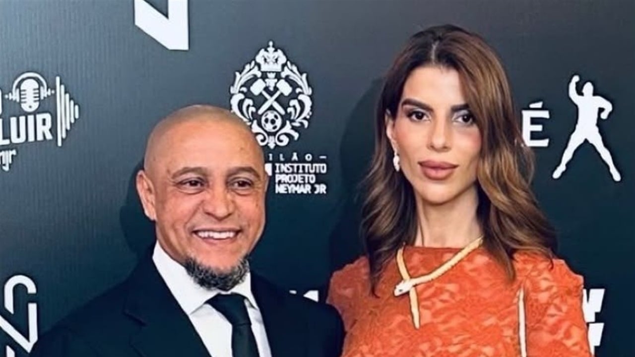 روبرتو كارلوس يعلن زواجه من سيدة أعمال مغربية