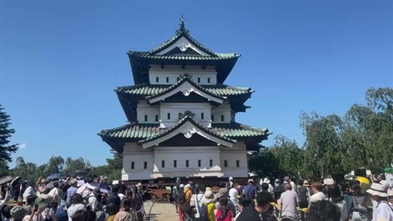 Japonya'da 1800 kişi tarihi Hirosaki Kalesi kulesini halatlarla çekti