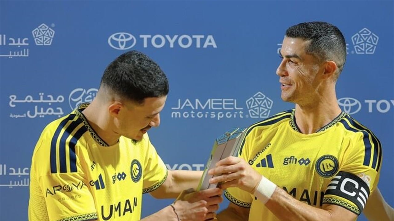رونالدو يتنازل عن جائزته لزميله الحمدان