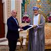 وزير الخارجية يسلّم سلطان عُمان دعوة رسمية لحضور القمة العربية في بغداد