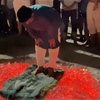رجال في إندونيسيا يفرشون سجادة على الجمر ويصلون عليها
