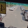 دقائق حاسمة.. عشوائية ركن المركبات تعرقل وصول الدفاع المدني إلى حريق في بغداد (فيديو)