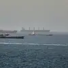قائد القيادة المركزية الأمريكية يحلق فوق مضيق هرمز