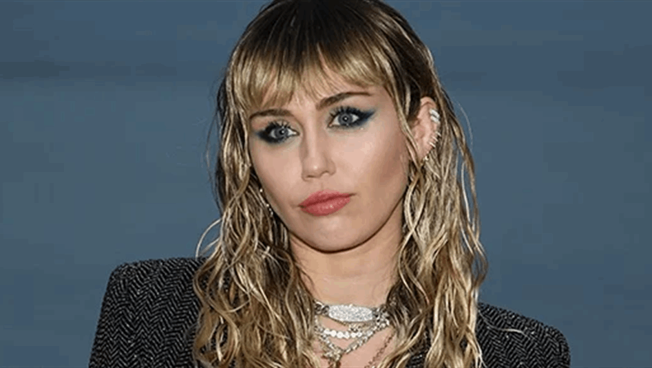 بعد انفصالها عن زوجها... مايلي سايرس في عطلة مع حبيبتها الجديدة (صور)