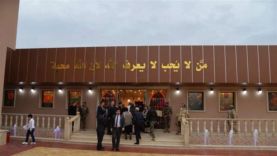 مسلمون ومسيحيون يشاركون بافتتاح أول كنيسة بالموصل بعد تدميرها من داعش (صور)