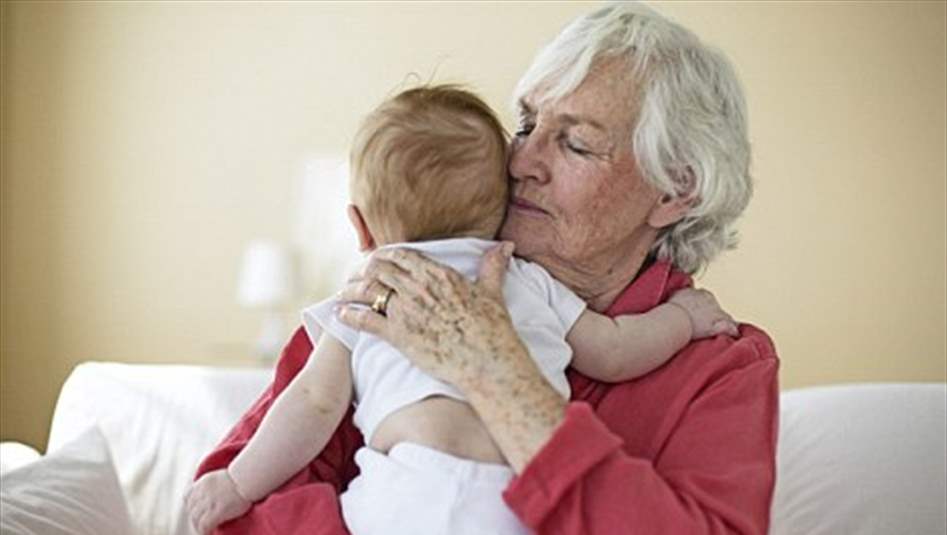 في بلد عربي… المطالبة بتخصيص راتب للجدات بعد اقفال الحضانات!