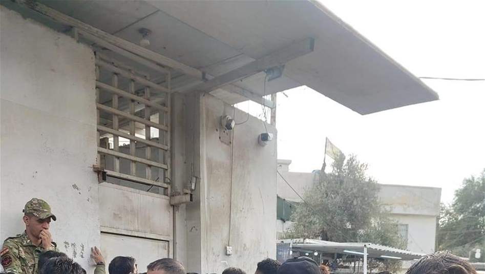 بالفيديو.. طوابير طويلة أمام فروع مصرف الرافدين بسبب الغاء القروض الالكترونية