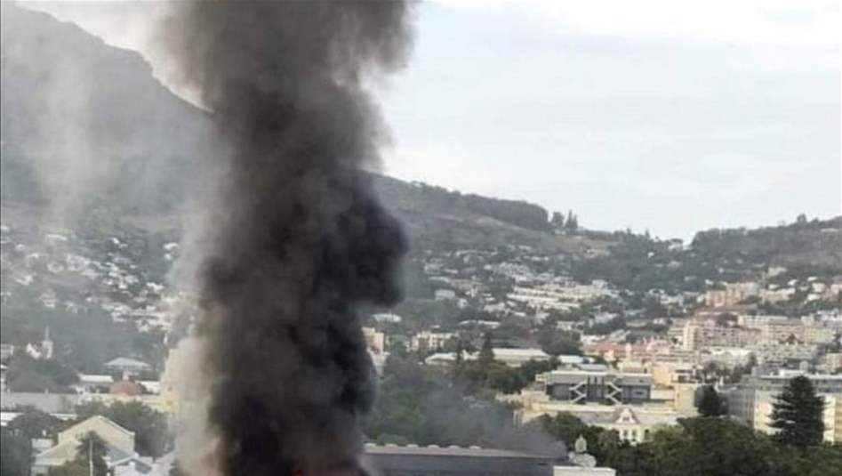 حريق هائل يلتهم مقر برلمان جنوب افريقيا – عاجل (فيديو)