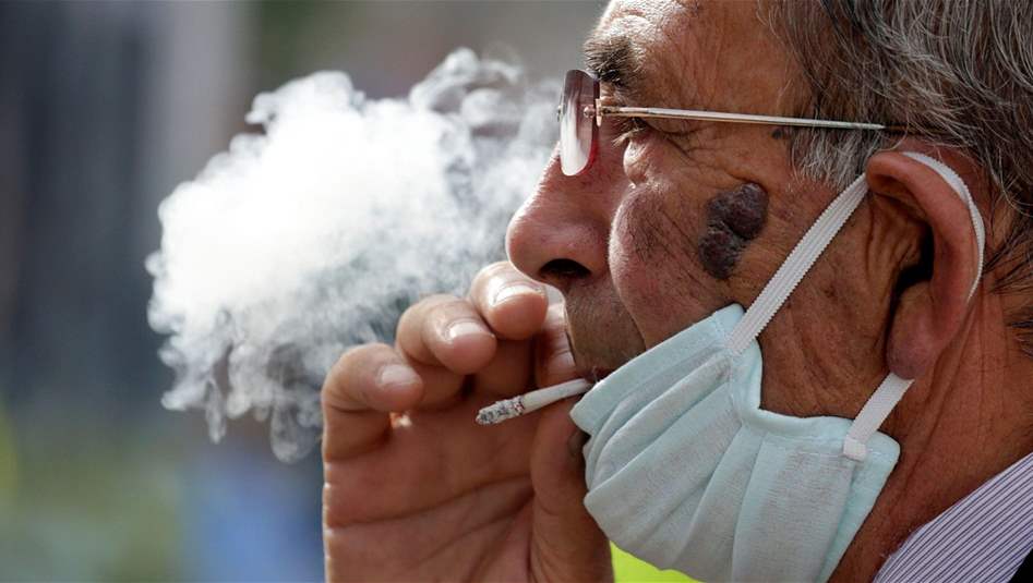 خبراء يتحدثون عن خطورة إصابة المدخنين بالشكل الحاد من كورونا
