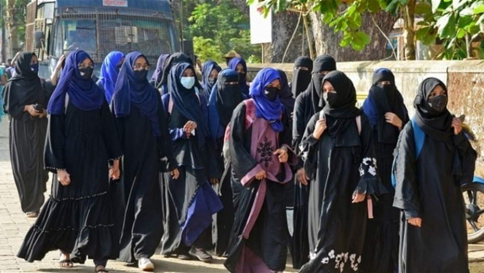ولاية هندية تمنع الطالبات من ارتداء الحجاب.. وتويتر يغضب
