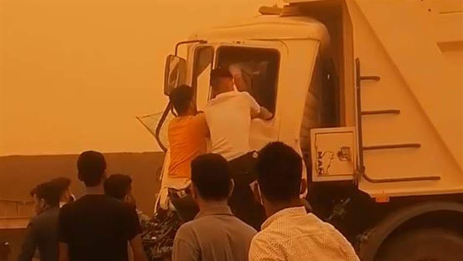 أول حادث سير مروري بعد العاصفة الترابية في بغداد (فيديو)
