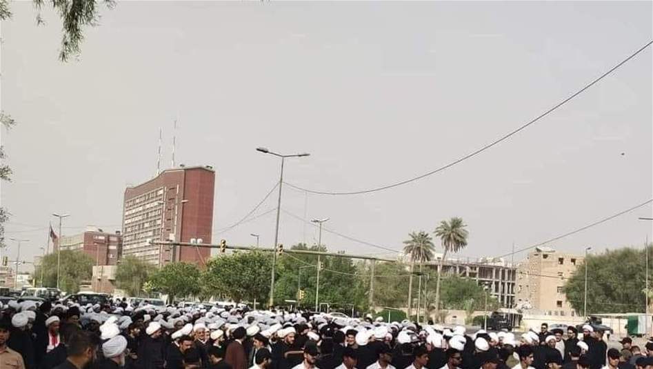 المئات من طلبة الحوزة يصلون التحرير ويتوجهون نحو الخضراء (صور)