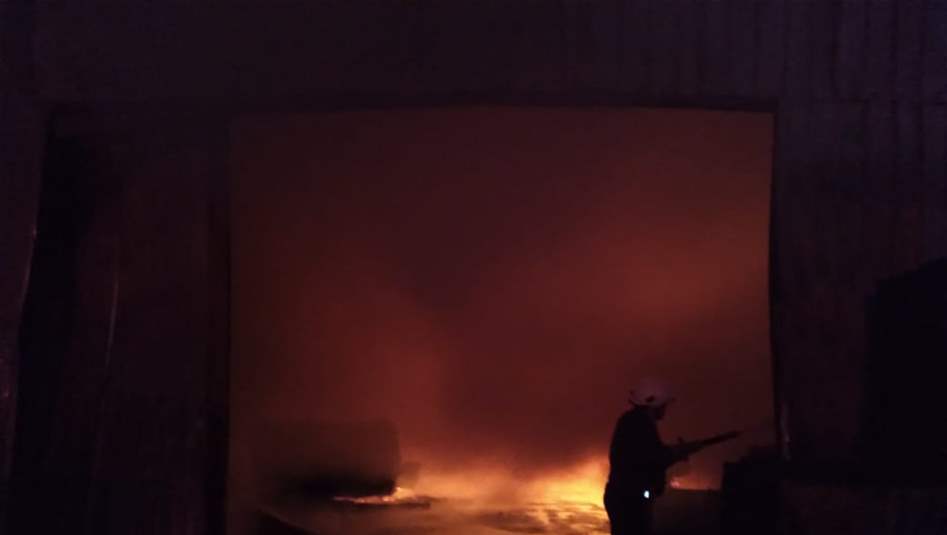 اندلاع حريق داخل مخازن &quot;بناء واصباغ&quot; في النجف (صور)