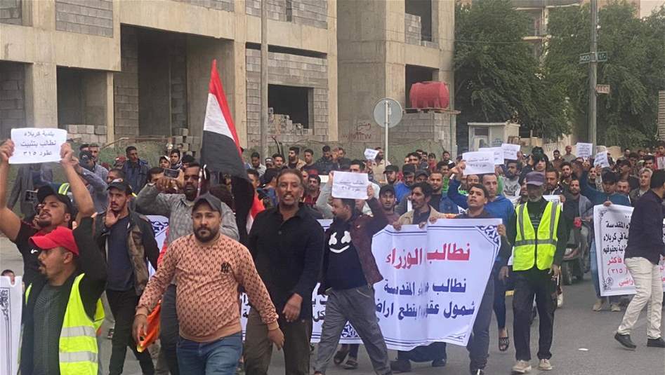 رفعوا ثلاثة مطالب.. عمال البلدية يتظاهرون في كربلاء (صور)