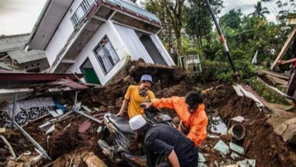 زلزال بقوة 7.7 درجة يضرب الاراضي الإندونيسية