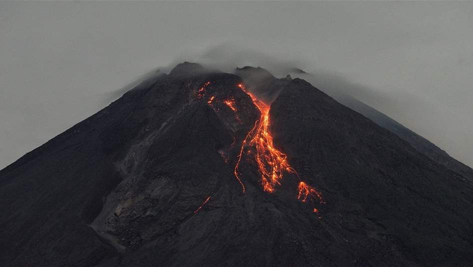 &quot;دمار عالمي قد يحل قريبا&quot;.. تحذير دولي من انفجار بركان &quot;جبل ميرابي&quot;