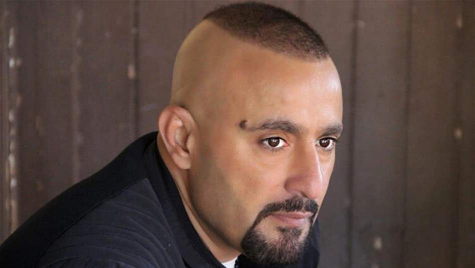أحمد السقا يعلق بعد أكله للثعبان (صورة)