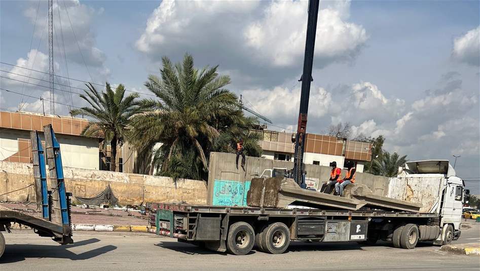 بالصور.. رفع كتل كونكريتية جنوب غربي بغداد