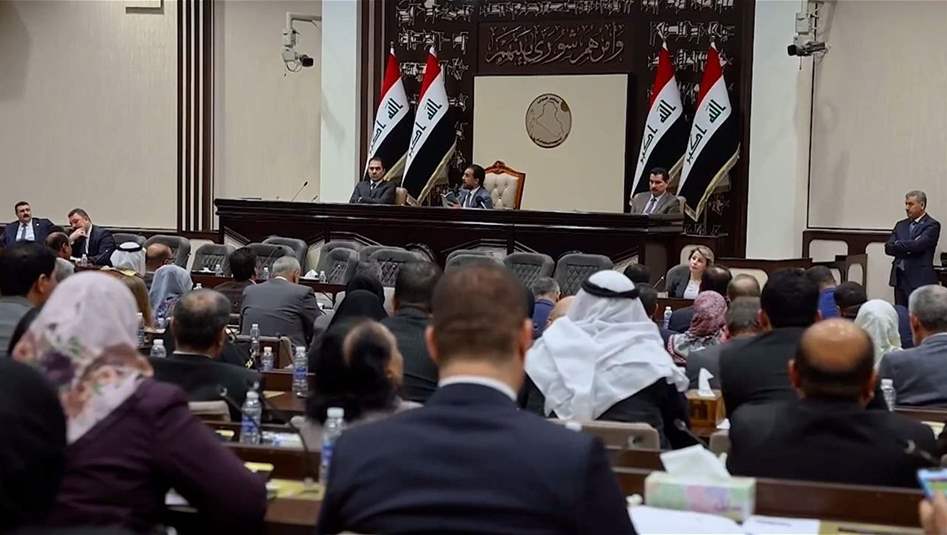 متظاهرون يحتجون على اسوار البرلمان رفضا لقانون سانت ليغو 