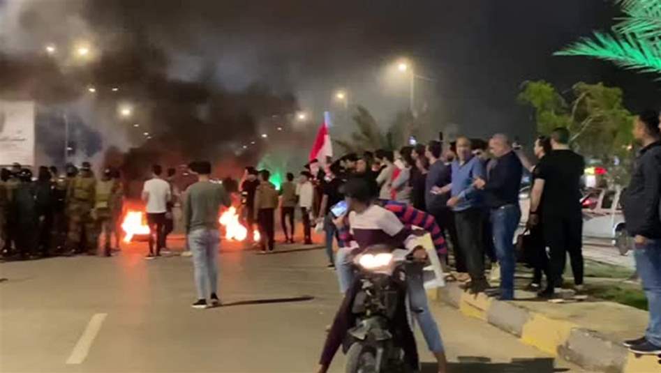 بالفيديو من النجف.. حرق إطارات احتجاجاً على قانون الانتخابات