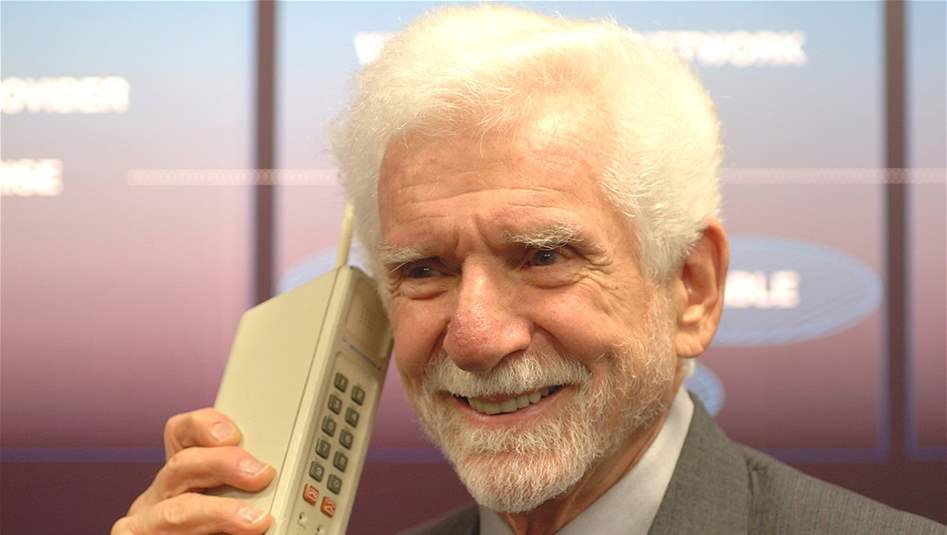 بعد 50 عاماً.. مخترع الهاتف المحمول &quot;مصدوم&quot; ويكشف السبب