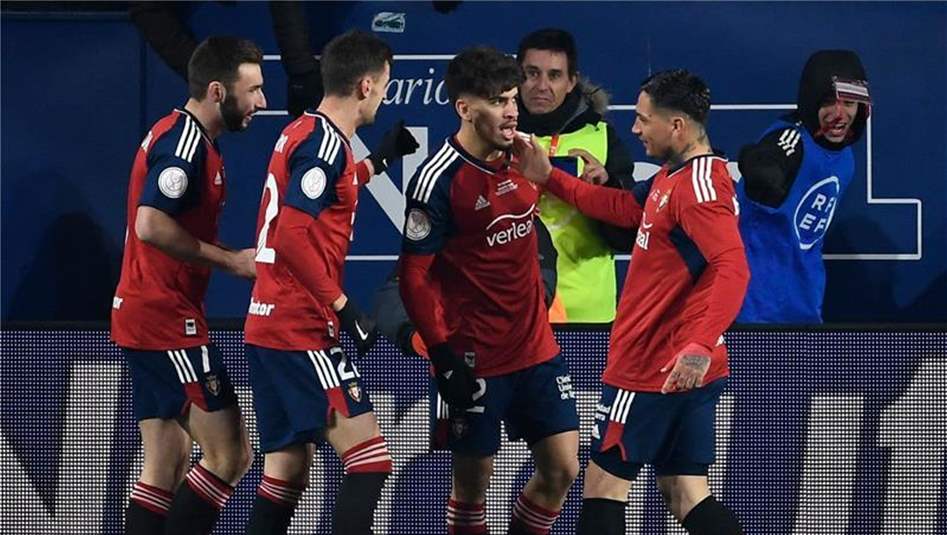 بطريقته الخاصة.. لاعب عربي يحرج برشلونة