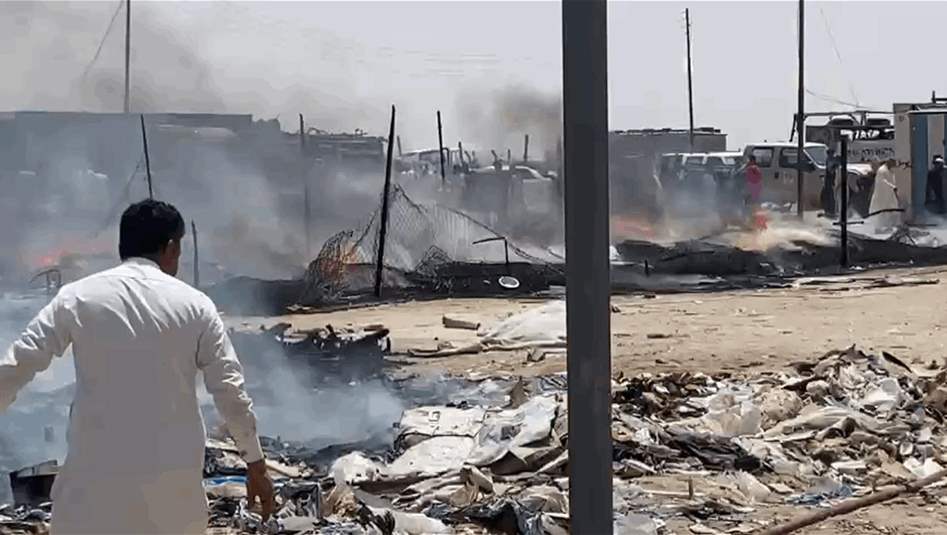 البصرة.. اندلاع حريق ضخم بمزاد سفوان لبيع المواد المستعملة