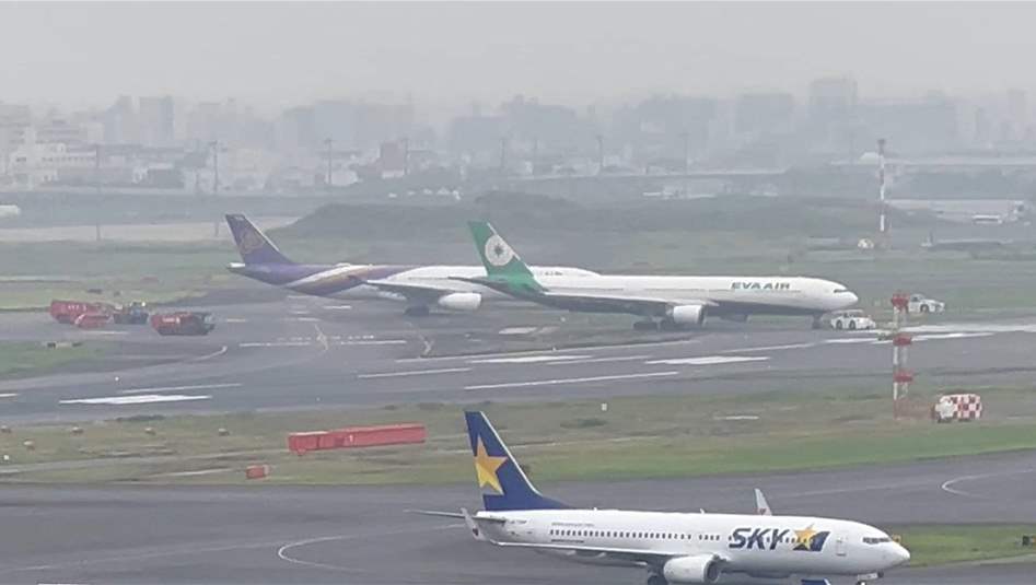 اليابان.. تأجيل الرحلات الجوية في مطار هانيدا إثر تصادم طائرتين 