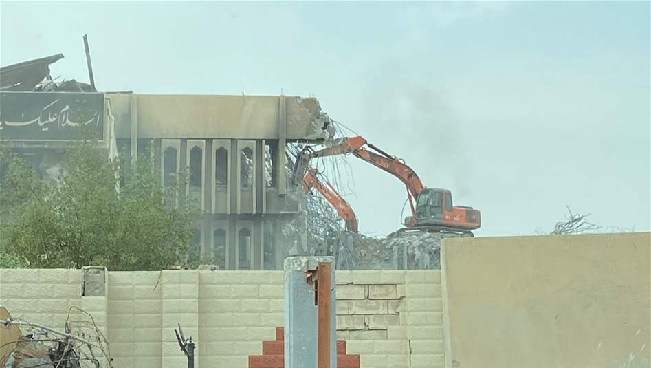 احُترق قبل 5 سنوات وهذا بديله.. المباشرة بإزالة مبنى محافظة البصرة (صور)