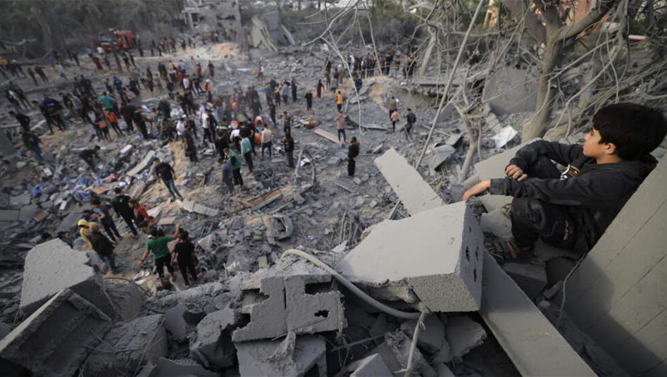 العلم الفلسطيني يرفرف وسط الخراب.. فيديو يوثق حجم الدمار في غزة 