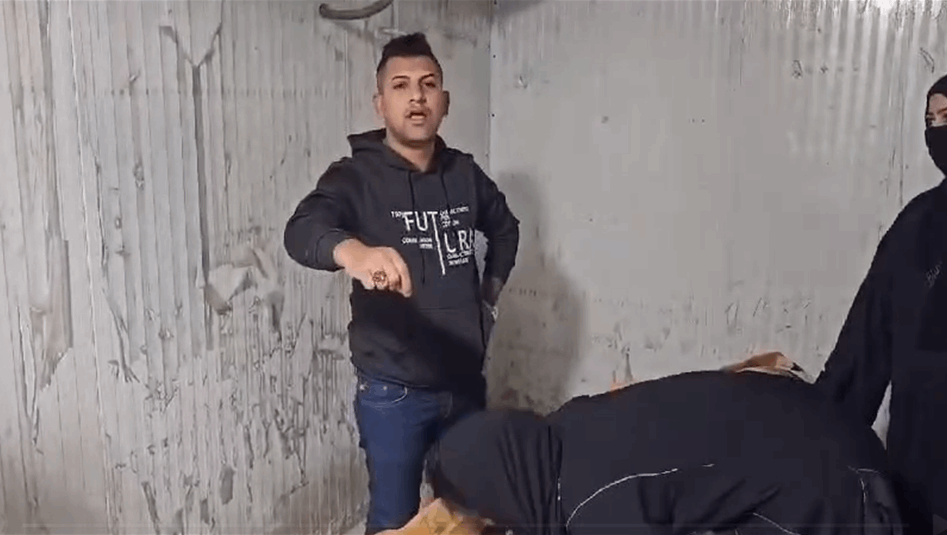 شخص من البصرة يفقد والدته بـ"خطأ طبي" ويناشد بحرقه (فيديو)