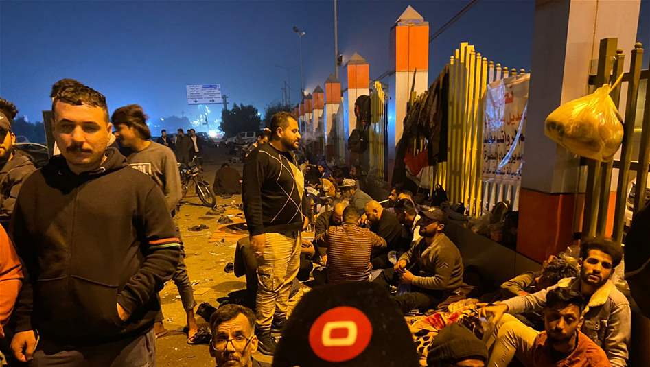 في البصرة.. مئات الموظفين يواصلون الاعتصام (فيديو وصور)