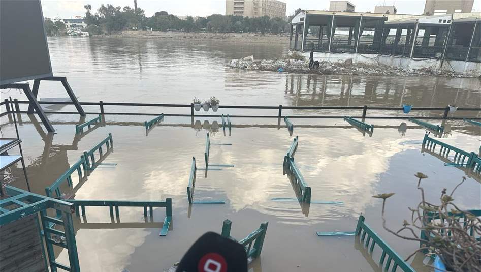 عدسة السومرية توثق غرق أحد أشهر مقاهي بغداد
