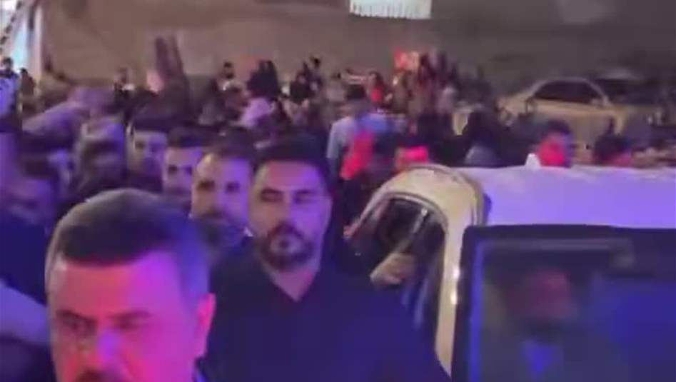 بالفيديو.. حشود كبيرة ترافق السيد الصدر قرب مسجد السهلة