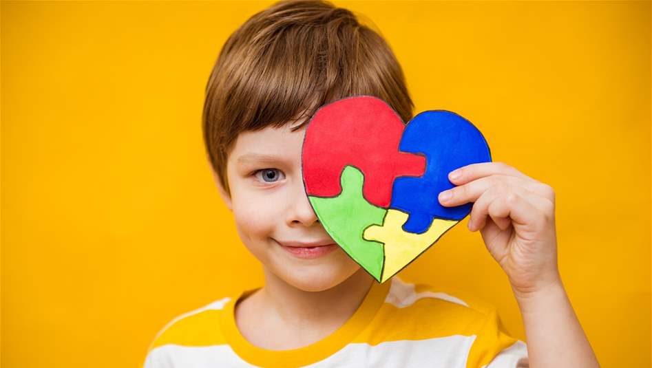 كيف أعرف أن ابني مصاب بالتوحد؟ وكيف عليَّ ان أتصرف معه؟ 