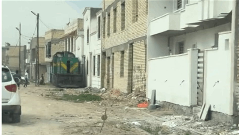 انتقاد &quot;شديد&quot;.. قطار يسير بين المنازل في بغداد! (فيديو)