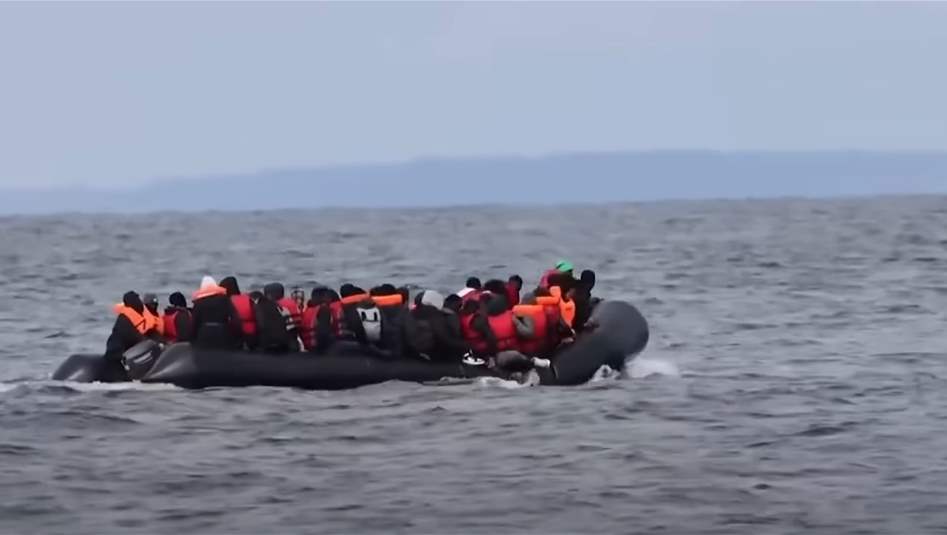 الناس داسوا على بعضهم.. حادثة جديدة على متن قارب هجرة وعراقية &quot;هاربة&quot; تروي التفاصيل