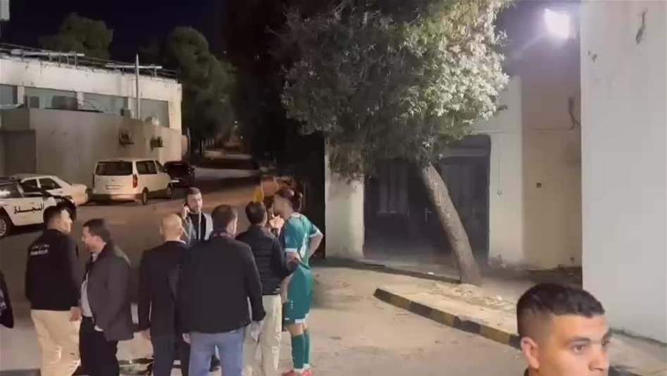 حافلة المنتخب الوطني تترك اللاعب اكام هاشم (فيديو)