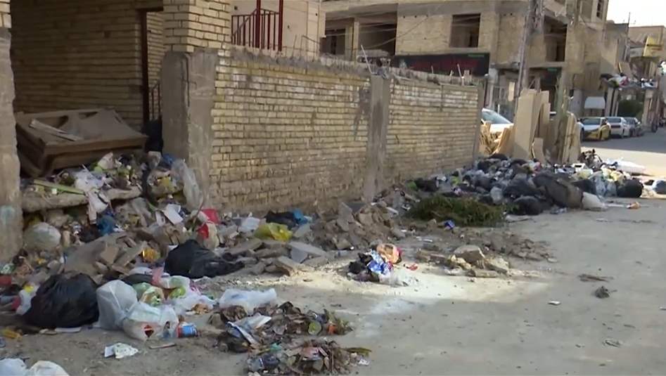 واقع خدمي مزرٍ... أهالي المنصور يسيرون قرب النفايات!