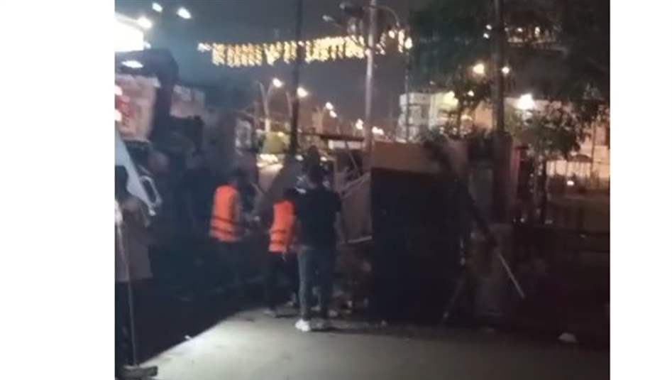 بصوت باكٍ.. رجل ستيني يوثق "صولة بلدية المنصور" على "كشك معيشته" في تقاطع الرواد (فيديو)