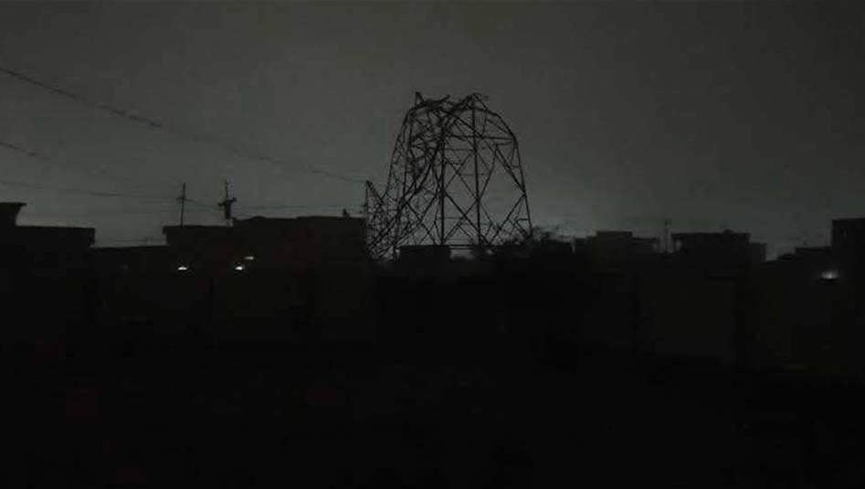 العاصفة الترابية تسقط ثلاثة أبراج للكهرباء في الشرقاط