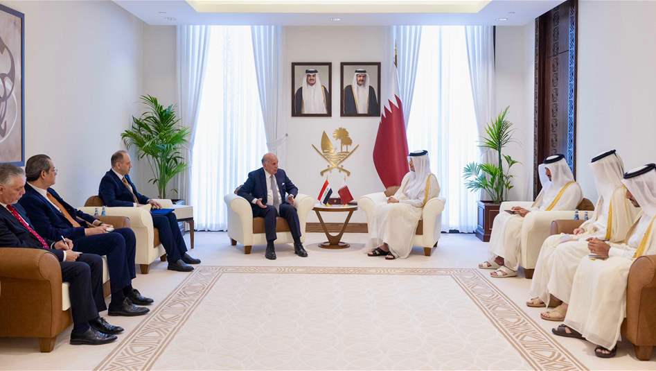 لحضور قمة بغداد.. وزير الخارجية يسلم دعوة رسمية لأمير قطر 