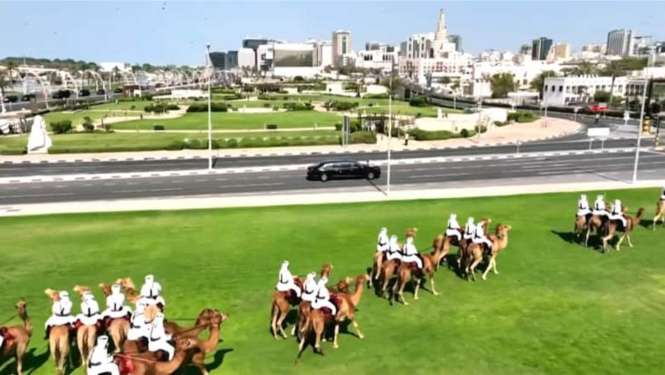 بالفيديو.. استقبال ترامب بالعرضة القطرية