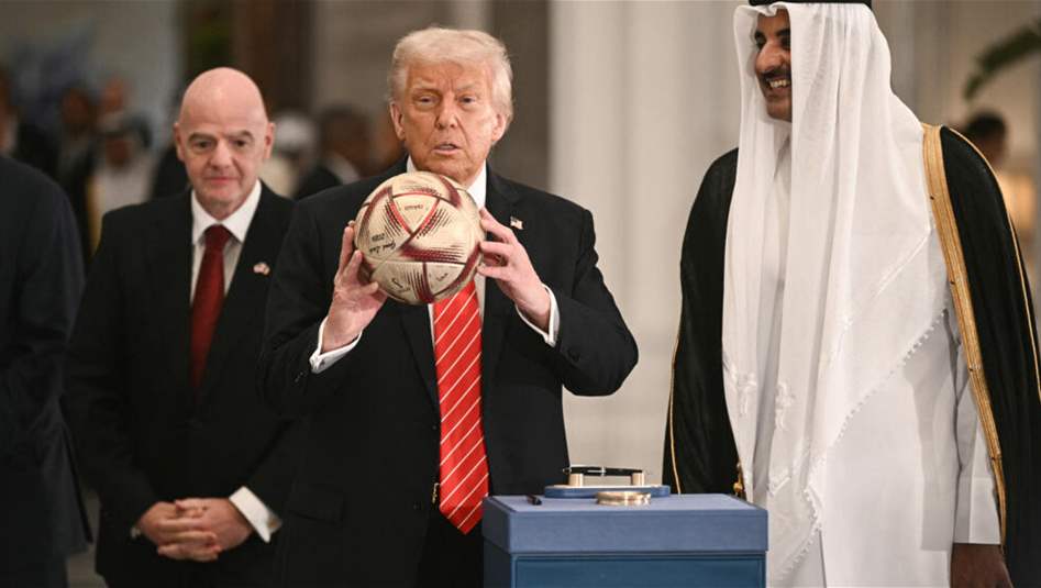 أمير قطر يهدي ترامب كرة كأس العالم لنقلها إلى مونديال أمريكا (فيديو)