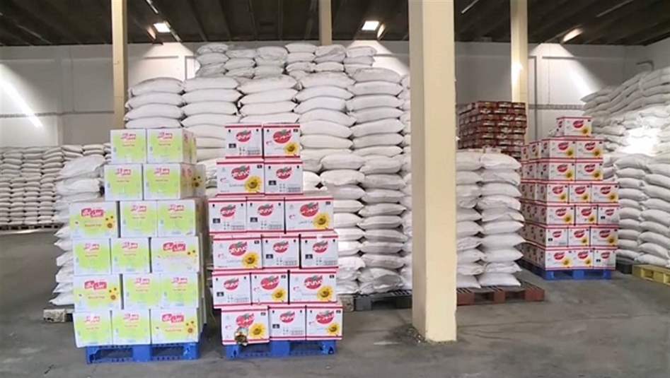شاهد بالفيديو.. مسؤولة في التجارة تتوعد العمال بـ"السحل"