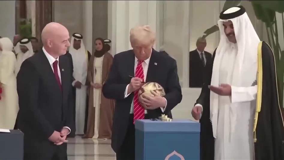 أمير قطر يهدي ترامب كرة كأس العالم لنقلها إلى مونديال أمريكا
