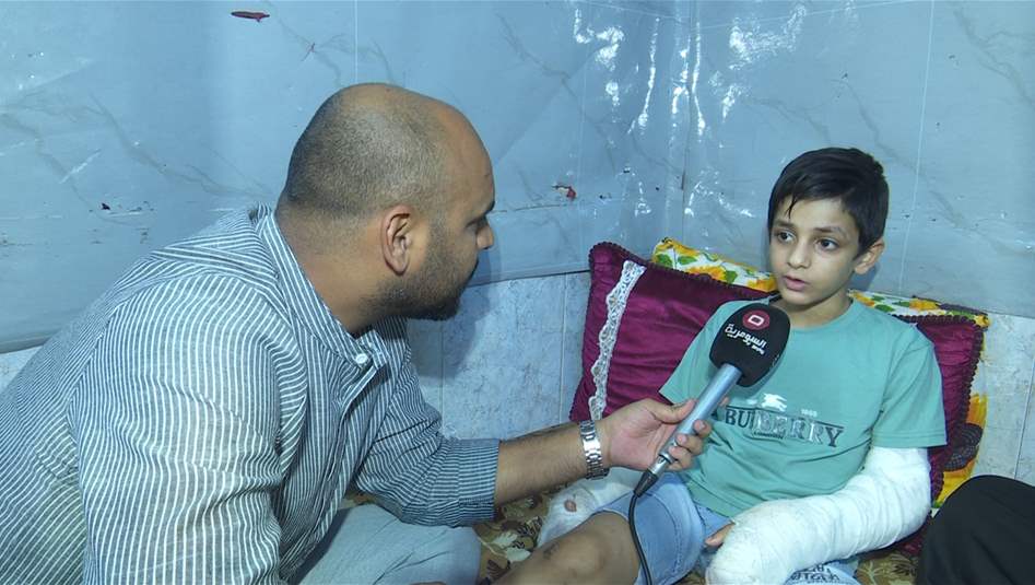 بالنتل والحرق والضرب بالمطرقة.. اخ يعنف أخيه الطفل بمساعدة زوجته