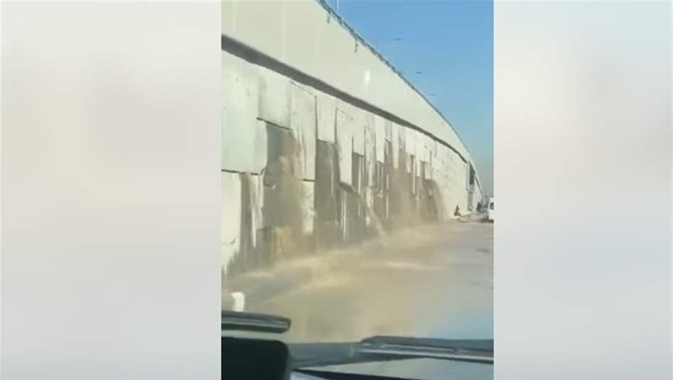 شلال وسط بغداد.. مجسر الزعفرانية "ينزف" مياه من كل مكان!